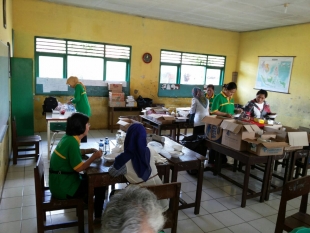 Gandeng PMI Tangsel, IKA FK UNAIR Adakan Pengobatan Gratis