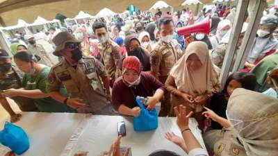 Antrian warga untuk membeli paket sembako di stand bazar BJB KCP Bintaro Jaya di depan Kecamatan Pondok Aren.