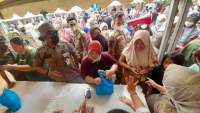 Antrian warga untuk membeli paket sembako di stand bazar BJB KCP Bintaro Jaya di depan Kecamatan Pondok Aren.