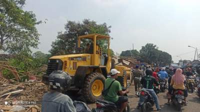 Satpol PP Tertibkan PKL Di Jalan Baru Sentiong - PT Adis