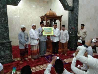 Tarling Bareng Warga Kecamatan Legok, Mad Romli Serahkan Bantuan Ke DKM Baiturahman