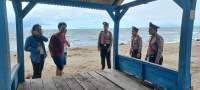 Polda Banten lakukan patroli disekitar pantai Anyer.