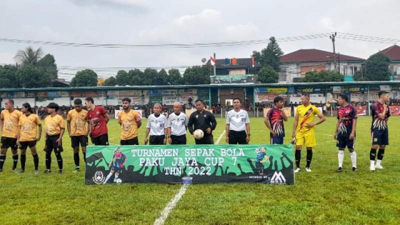 Kesebelasan Bambu FC dan Denis FC saat jalani laga perdana sepakbola Open Turnamen Pakujaya Cup ke Vll tabun 2022. Denis FC berhasil melewati hadangan lawannya dengan skor 2-0.