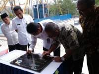 Penandatangan prasasti menandai diresmikannya Taman Derek di Cikotok, Lebak.