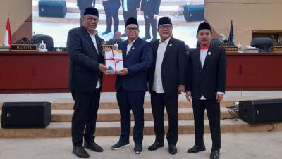 Walikota Tangsel, Benyamin Davnie serahkan nota keuangan APBD Perubahan kepada DPRD Tangsel.