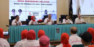 Walikota Benyamin Davnie dan Ketua Kormi Tangsel, Zulfa Sungki Setiawati saat acara pelepasan kontingen Kormi ke Fornas VII Jawa Barat di Aula Blandongan Pemkot Tangsel.