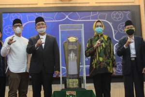 Tampak Wagub Andika Menyerahkan Piala MTQ Banten ke XVII 2020 kepada Walikota Tangsel Airin Rachmi Diany didampingi Plh Sekda Tangsel Bambang Noertjahyo