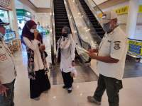 Petugas Satpol PP Cilegon saat mendata ASN yang kedapatan keluyuran disaat jam kerja di salah satu mall, Rabu (5/1/2022).