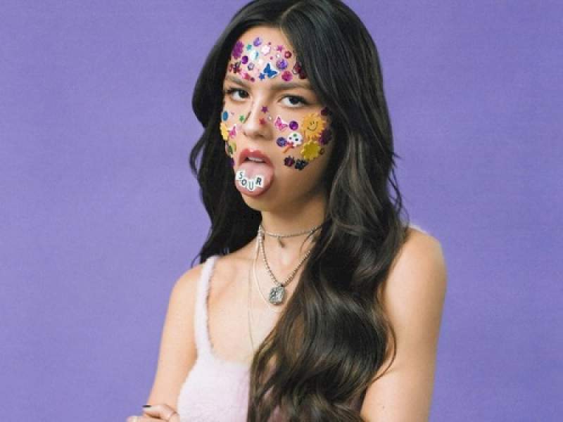 Penyanyi Olivia Rodrigo dengan stiker wajah. (Hypebae via Geffen Records)