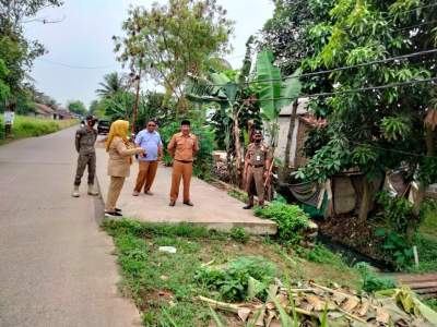 Khawatir Dipenuhi Bangli, Camat Sukamulya Tinjau Jalan Desa Benda