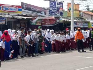 Puluhan Siswa SD menyambung kedatangan Presiden RI, Joko Widodo