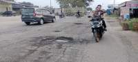 Pengguna jalan melintasi Jalan Access Road Inalum rusak parah.