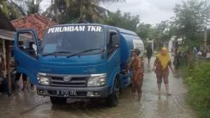 Perumdam TKR Salurkan Bantuan Air Bersih untuk Korban Banjir di Tangerang