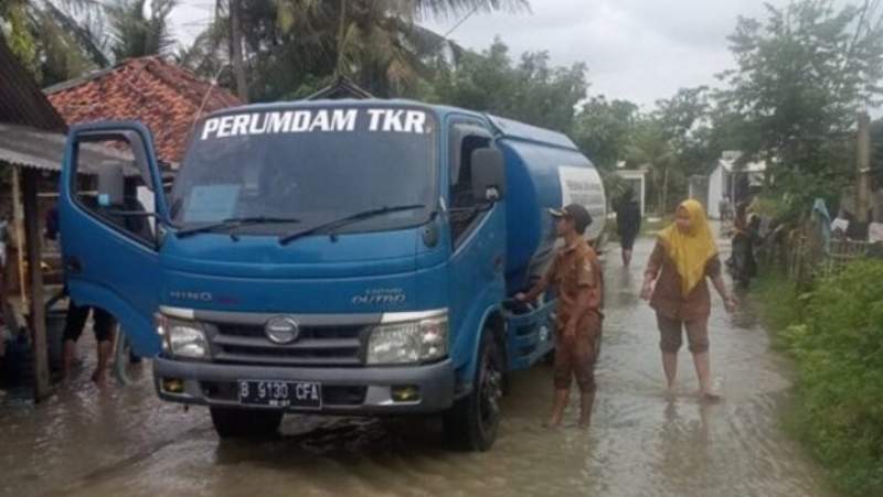 Perumdam TKR Salurkan Bantuan Air Bersih untuk Korban Banjir di Tangerang