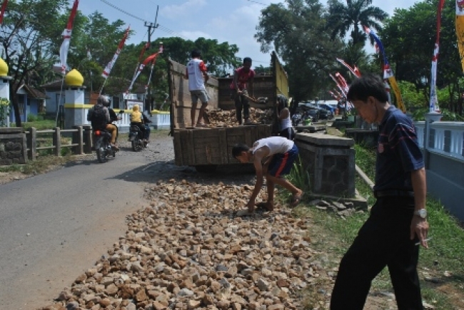 Camat dan Warga Perbaiki Jalan Rusak