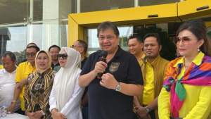 Ketua Umum Partai Golkar Airlangga Hartarto saat membagikan kendaraan listrik ke para Ketua DPD Golkar seluruh Indonesia, di Jakarta, Sabtu (22/10/2022).