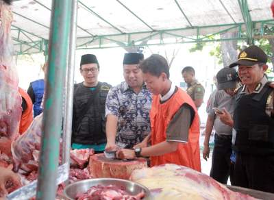Pembagian Daging Kurban Dijaga Polisi dan TNI
