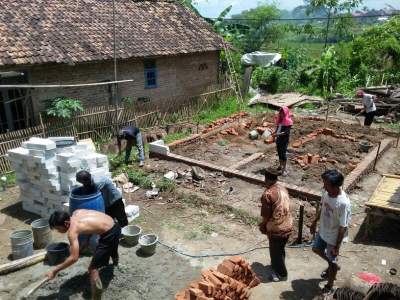 Camat Jayanti Bareng Warga Bantu Bedah Rumah Warga Miskin