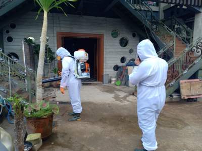 Badan Intelijen Negara Daerah Banten (Binda) saat melakukan penyemprotan Disinfektan di Masjid Agung Ats-Tsauroh Kota Serang