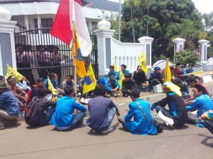 Sejumlah massa melakukan aksi mendesak pencopotan Camat Sukaresmi di depan gerbang Kantor Bupati, (15/10).