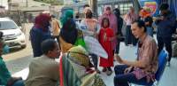 Warga Lingkungan Kalentemu Timur yang tidak mendapatkan bantuan sosial (Bansos) Covid-19 mendatangi Kantor Dinas Sosial (Dinsos) Cilegon, Kamis (4/6).