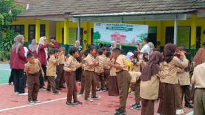 SDN Kaloran Kidul Libatkan PLP PGSD Untirta Edukasi Siswa Pola Hidup Sehat dengan Sikat Gigi Masal