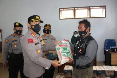 Kapolres Pematang Siantar Bagi Sembako untuk Warga Kurang Mampu