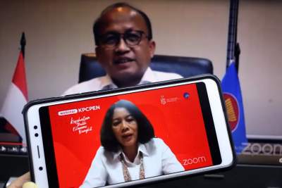 Dra. Rosarita Niken Widiastuti, M.Si (Staf Khusus Kemenkominfo Bidang IKP, Transformasi Digital, dan Hubungan Antar Lembaga), menjadi salah satu pembicara dalam diskusi bertema Menyiapkan Aset SDM yang Mendukung Kebangkitan Dunia Usaha di Era Pandemi di Jakarta, Senin, 30 November 2020. Hadir dua narasumber lainnya yaitu Dr. Ir. Hariyadi BS. Sukamdani, MM (Ketua Umum APINDO dan Ketua Umum PHRI), Anwar Sanusi, Ph.D (Sekretaris Jenderal Kemnaker RI).