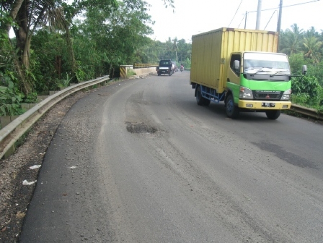 Jalan Jalur pandeglang - Labuan tampak berlubang