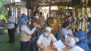Usai Dilantik, Kepala Kejari Kabupaten Tangerang Bareng Bupati Tinjau Vaksinasi