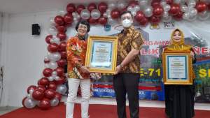 Kak Seto serahkan penghargaan Kota Ramah Anak kepada Pemkot Tangsel dan diterima Sekda Tangsel, Bambang Noertjahyo.