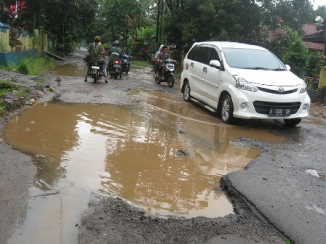 kondisi jalan pagelaran yang selalu digenangi air