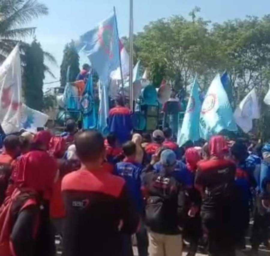 Kawal Upah, Buruh Asal Tangerang Gelar Aksi Demo Di Kantor Gubernur Banten