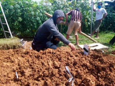 Makam OR, korban pemerkosaan yang dilakukan 8 orang usai di autopsi oleh tim DVI Polri.