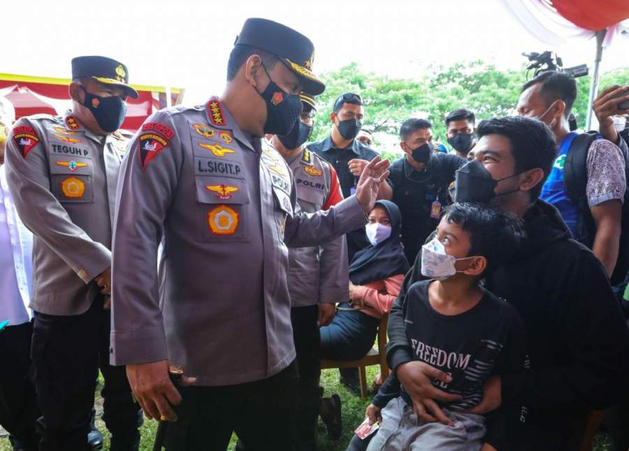 Kapolri Jendral Listyo Sigit Prabowo saat tinjau pelaksanaan vaksin di Lapangan Sorumba, Kabupaten Konawe Selatan, Sulawesi Tenggara (Sultra).