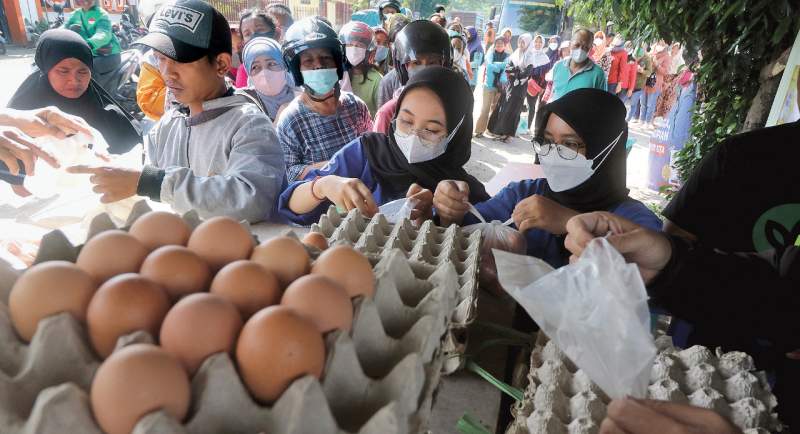 Ilustrasi warga antre membeli telur ayam murah di pasar.