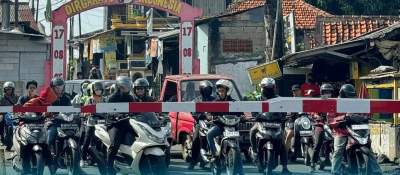 Pintu perlintasan stasiun Sudimara.