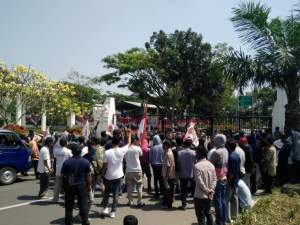 Aksi Depan Pendopo Gubernur Banten, Warga Sanding Minta Penutupan Aktifitas Pengerukan Tanah