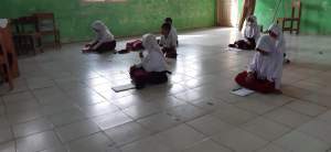 Belajar Tatap Muka, Siswa di SDN Cigelam 2 Belajar Duduk di Lantai