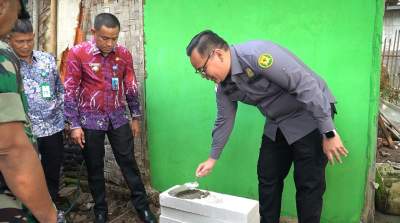 Kejari Kab Tangerang Pantau Pembangunan Jamban Sehat di Mekar Baru