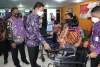 Mad Romli Serahkan Bantuan Kursi Roda Kepada Anak Berkebutuhan Khusus