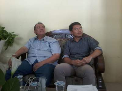 .. Sekjen Forum Korbn Mafia Tanah Indonesia (FKMTI) Agus Muldya (kiri) dan Asisten ombudsman Banten Adam (kanan)