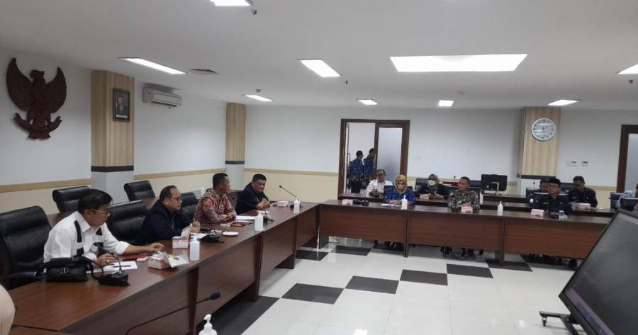Komisi 1 bersama pimpinan DPRD Kota Tangsel saat rapat RDP dengan KPU, Bawaslu dan sejumlah OPD Pemkot Tangsel di Ruang Badan Anggaran DPRD Kota Tangsel.