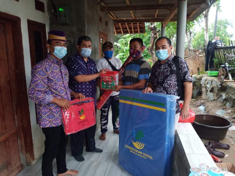 Dinsos Salurkan Bantuan Korban Puting Beliung Kemeri