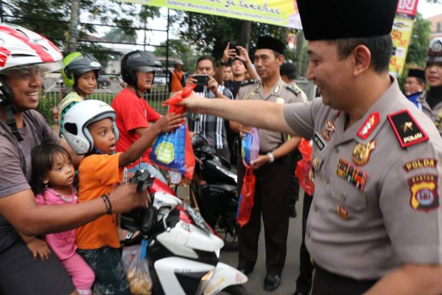 ⁠⁠⁠Kapolda Banten Bagikan Ta'jil Kepada Warga