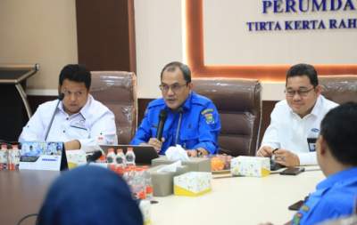Kepala Ombudsman Provinsi Banten dan Kepala Perwakilan BPKP Provinsi Banten didampingi Dirut Perumdam TKR saat gelaran audiensi