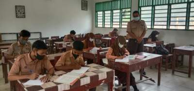 Kasek SMPN 1 Liberia Teluk Mengkudu, Abdul Rahman Siregar memantau proses PTM