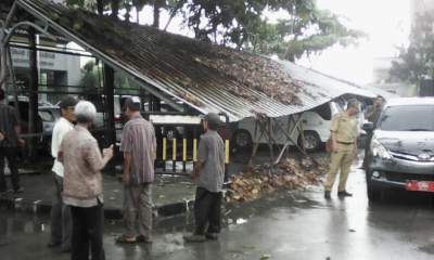 Diterjang Hujan, Atap Parkiran Perpustakaan Ambruk