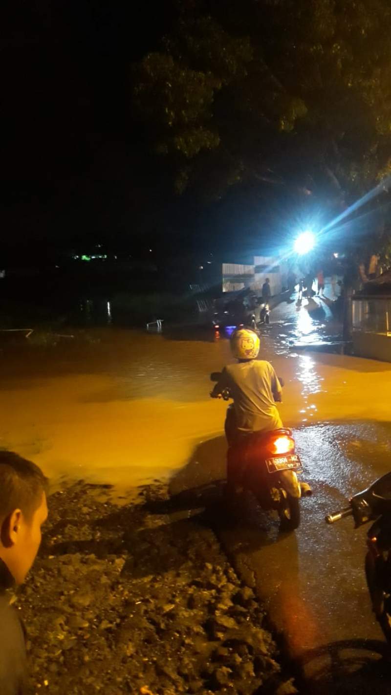 Jalanan Sering Banjir, Warga Cibadak Minta Tanggungjawab  PT WIKA