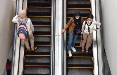 Ilustrasi menggunakan eskalator. (Aip/db)